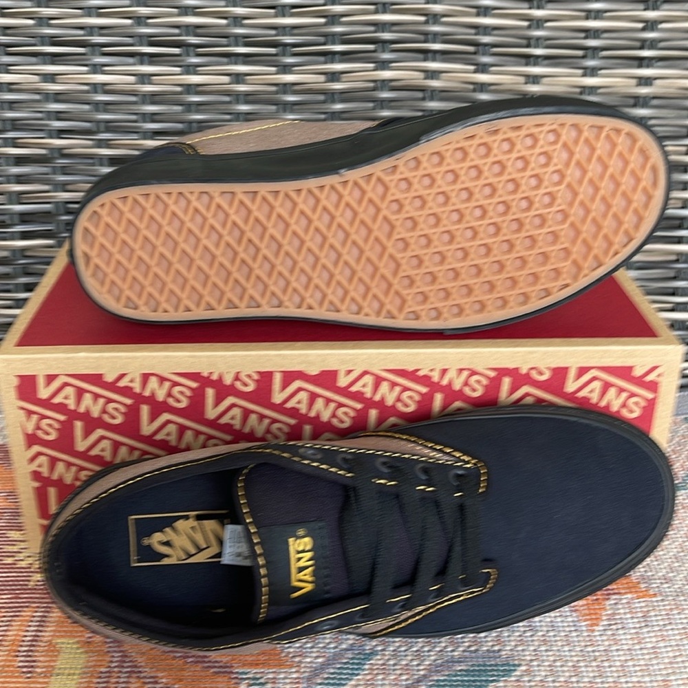 Vans Men’s Atwood
VN000CX8B29
Sneakers
Color: Outcore Phantom/Black - Picture 3 of 16